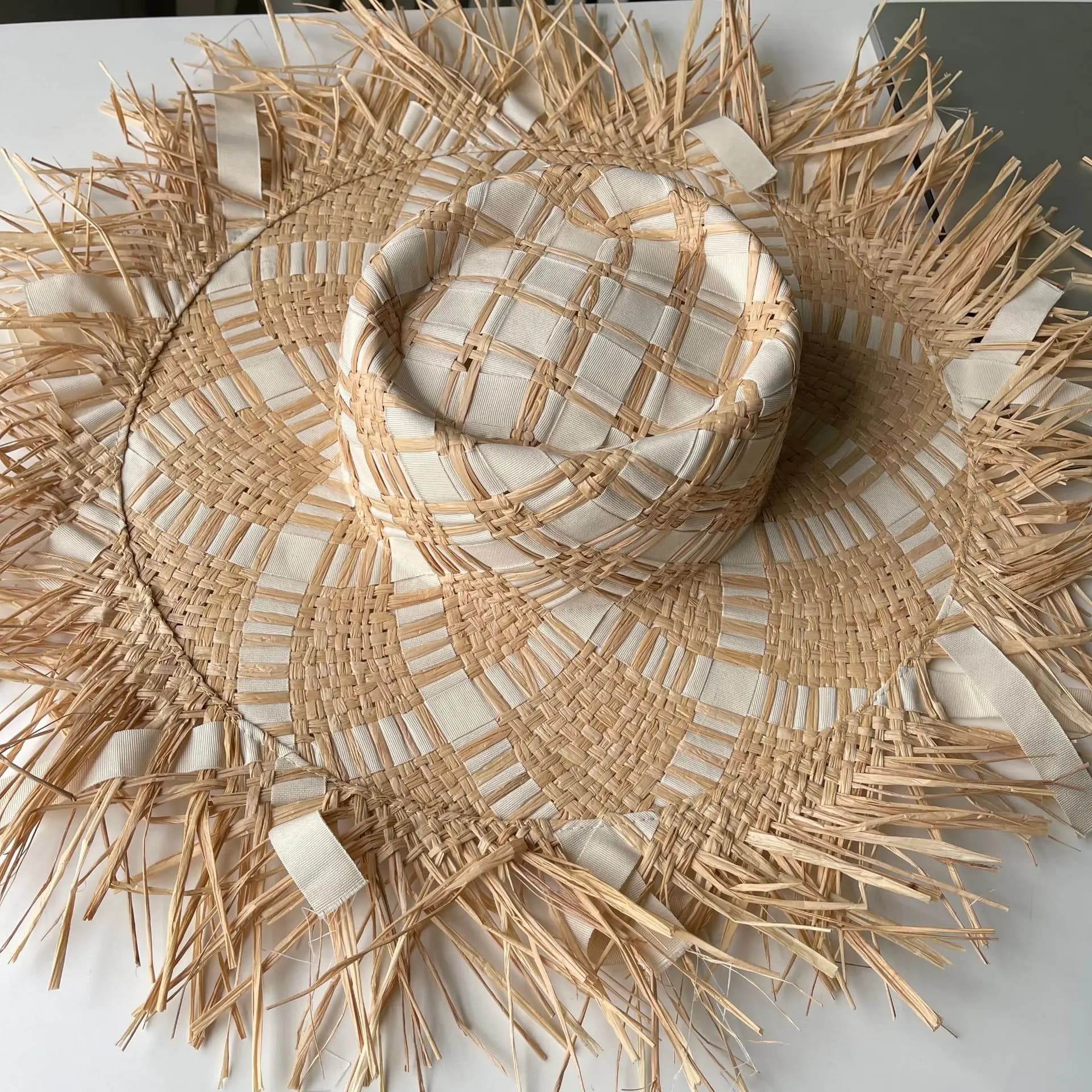 2026 European American Women's Large Brim Straw Hat Lafite Grass Sunscreen Beach Sun Hat British Vintage Fashionable Tassel Hat