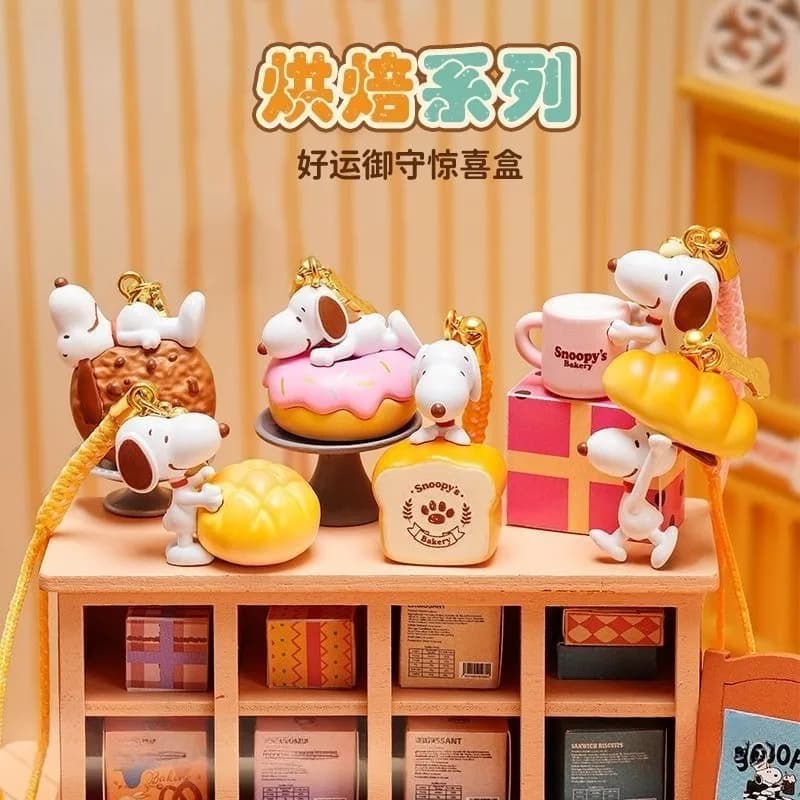 Snoopy Doll Decorazione Scatola cieca Anime Action Figure Portachiavi carino Giocattolo Borsa da tavolo per auto Decorazione Modello Regali di compleanno di Natale