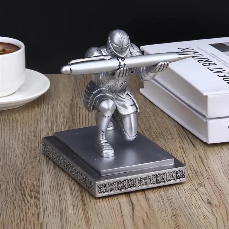 NEW Knight Pen Holder Executive Soldier Figurine Pencil Stand per accessori per ufficio deco Pen Stand Desk Organizer portamatite