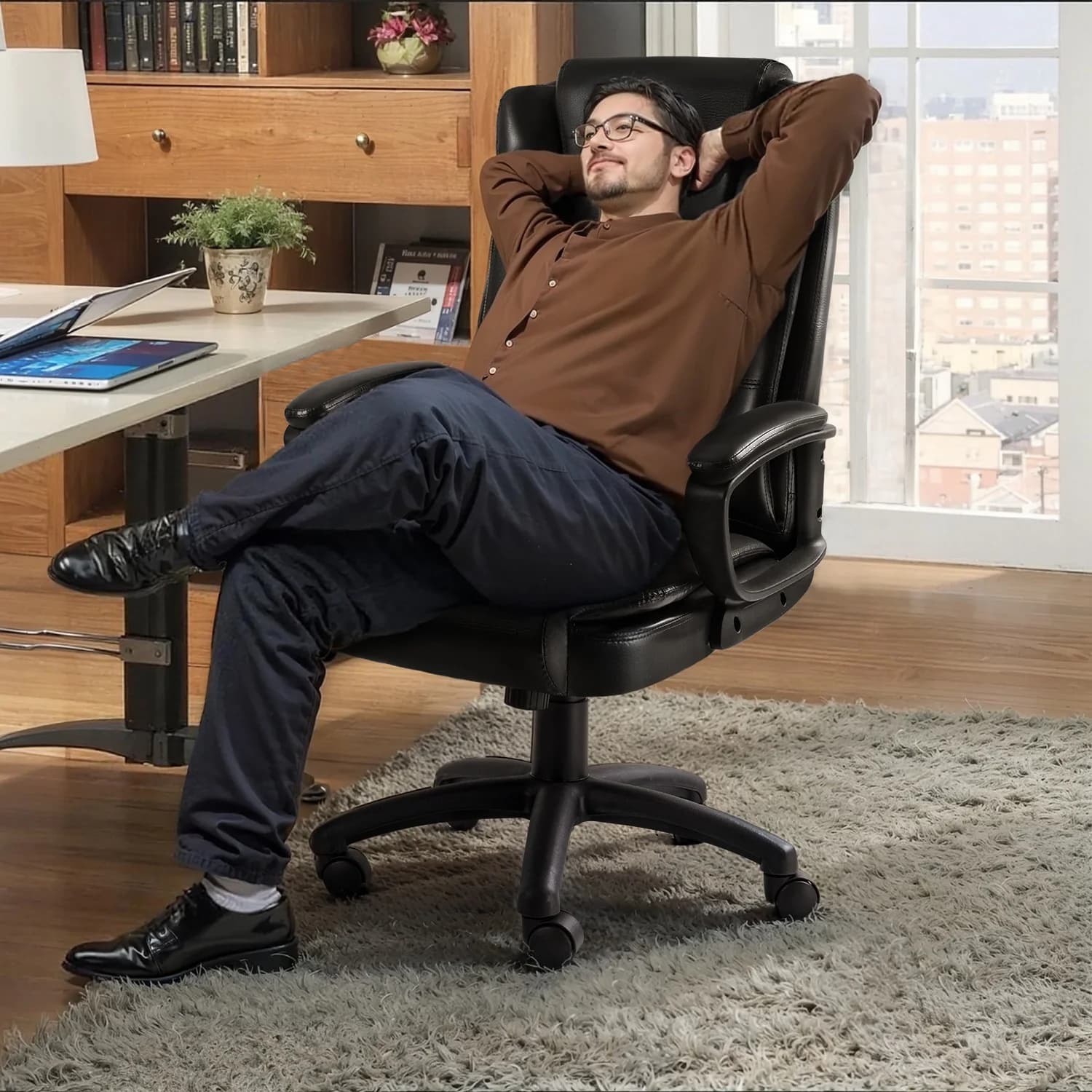 Sedia da ufficio per casa, sedia direzionale per computer grande e alta, portata 400 libbre, sedia ergonomica in pelle PU con schienale alto, braccioli regolabili e supporto lombare, per lunghe sessioni di seduta LODEIJA