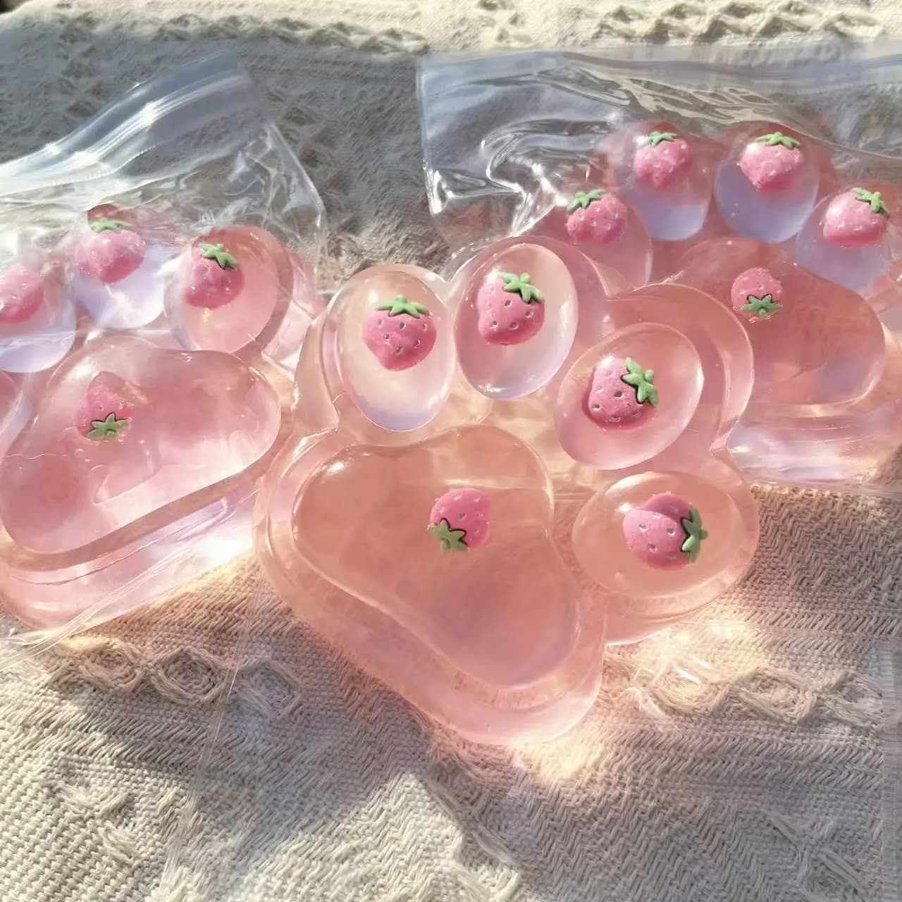 Giocattolo Squishy a Forma di Zampa di Gatto con Fragola Gigante, Palla Antistress a Lenta Risposta, Adorabile Regalo Sensoriale per Bambini