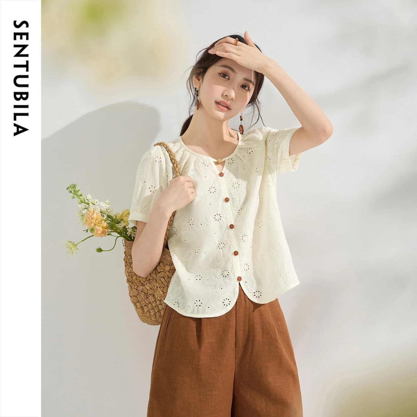 SENTUBILA Cotton] Shangdu Bira French Shirt Round Neck Hollow Embroidered Pleated Straight Commuter Short Sleeve Top W62VF7409