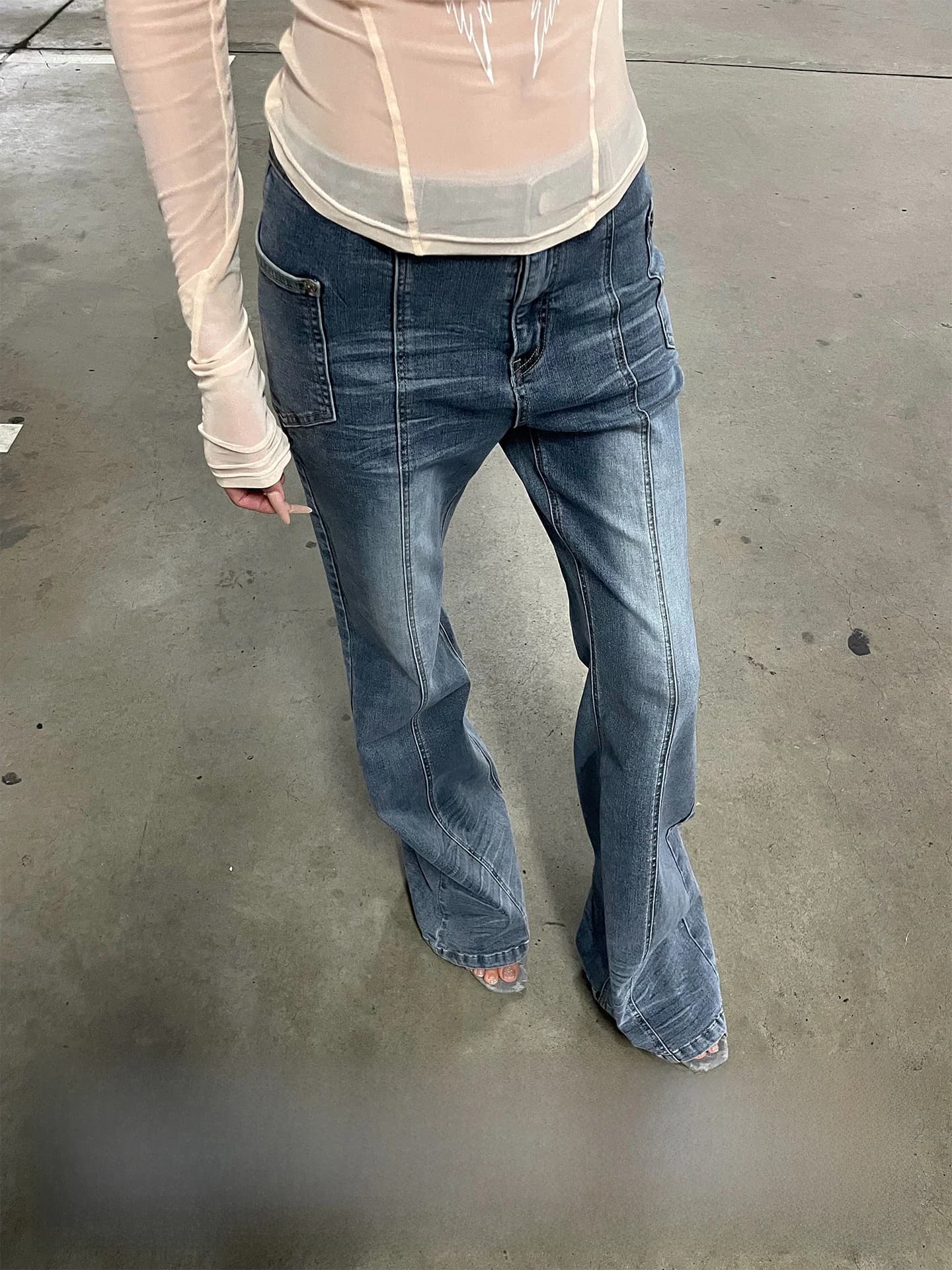 Jeans in denim blu a vita bassa, gamba dritta e ampia, con cuciture a vista, pantaloni a zampa d'elefante da donna in cotone elasticizzato con chiusura a cerniera, casual