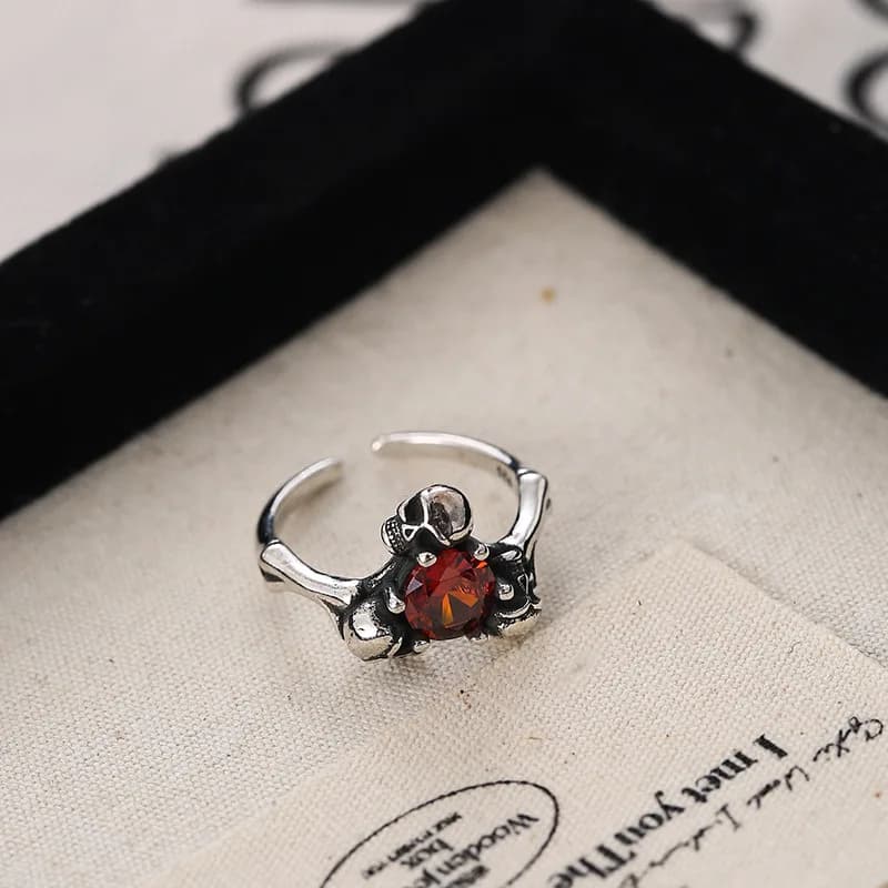 Anello aperto da donna con zirconi con teschio vintage unico e resistente, anello per dito indice di fascia alta versatile di lusso leggero e alla moda