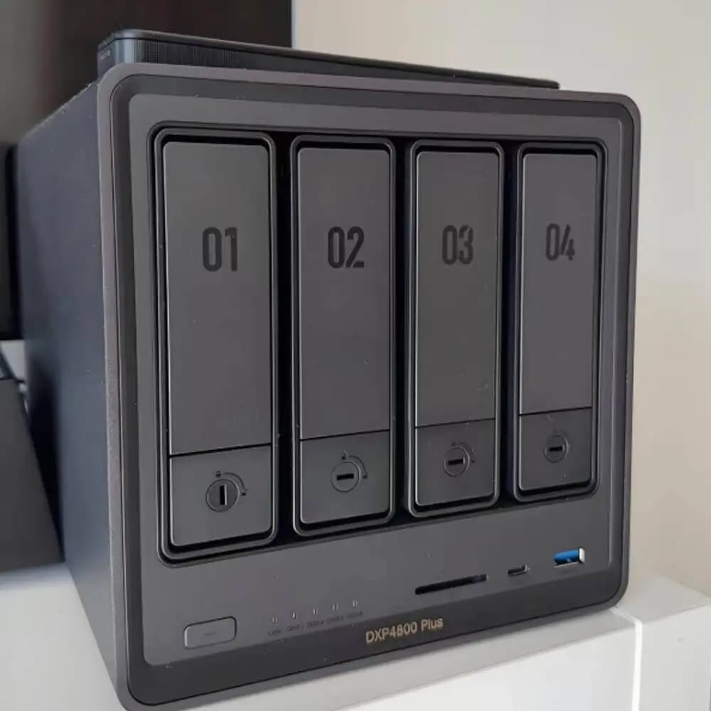 Server NAS Ugreen DXP4800 Plus con CPU 8505, 8GB RAM DDR5, SSD 128G, 2.5GbE, 4K, Senza Dischi, Interfaccia USB, Disponibile