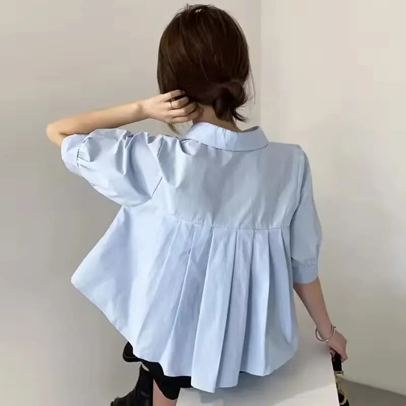 Camicia da bambola bianca allentata pieghettata sul retro coreana Camicetta con risvolto con maniche a sbuffo Camicetta estiva casual versatile blu irregolare