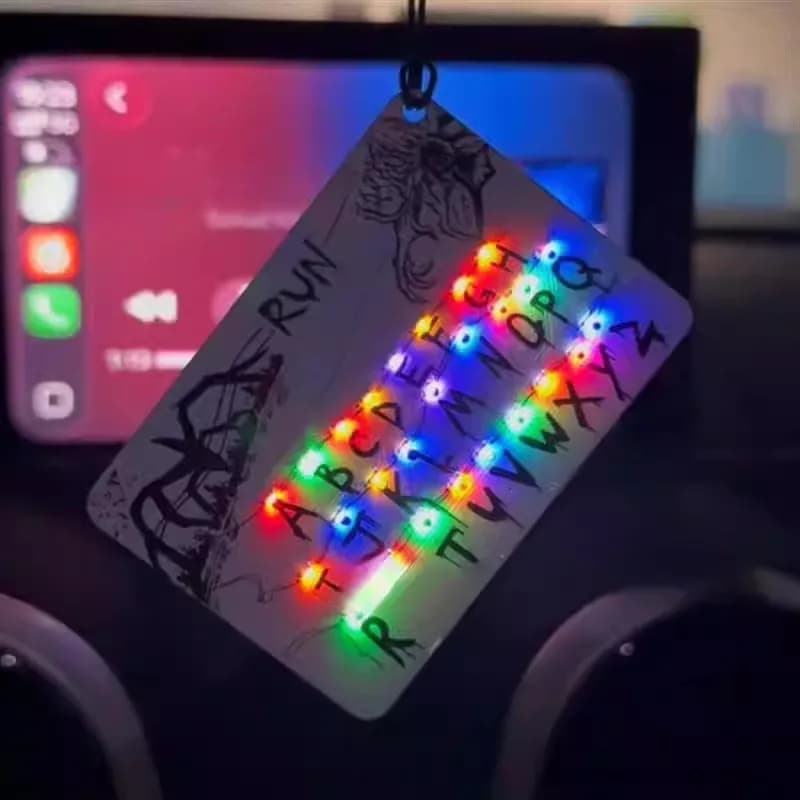 Ciondolo luminoso per carte di merci anime 26 lettere Borsa leggera Fascino per auto per regali di festival Giocattolo Hobby Accessorio per action figure