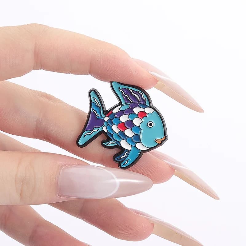 Simpatico cartone animato pesce tropicale smalto metallo divertente spille versatili distintivi in metallo zaino regali di gioielli all'ingrosso