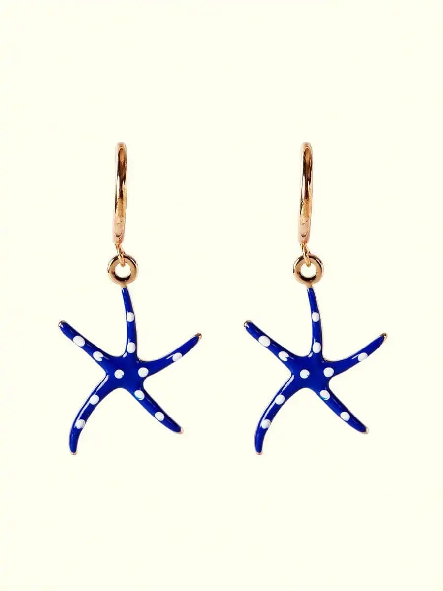 Orecchini pendenti a forma di stella marina in smalto blu con pois bianchi per un look chic per le vacanze estive al mare