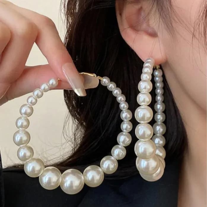A pair of fashionable and elegant round bead earrings, suitable for wearing at banquets and gatherings with fashionable matching accessories