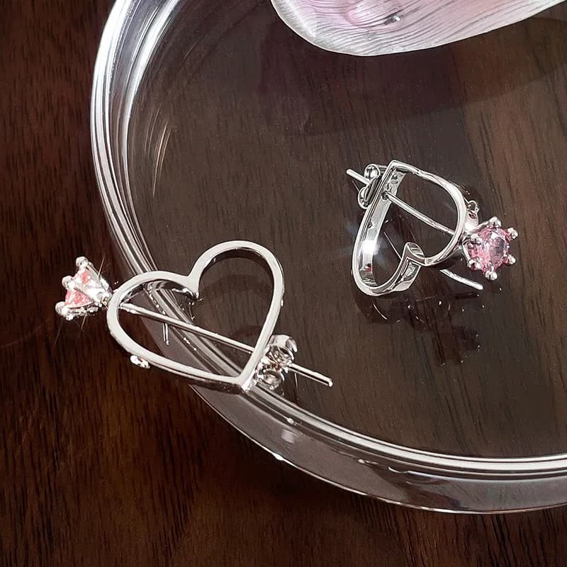 Temperamento della moda coreana Una freccia Piercing Cuore Amore Orecchini di cristallo di zircone bianco rosa per gioielli da donna Orecchini a cuore