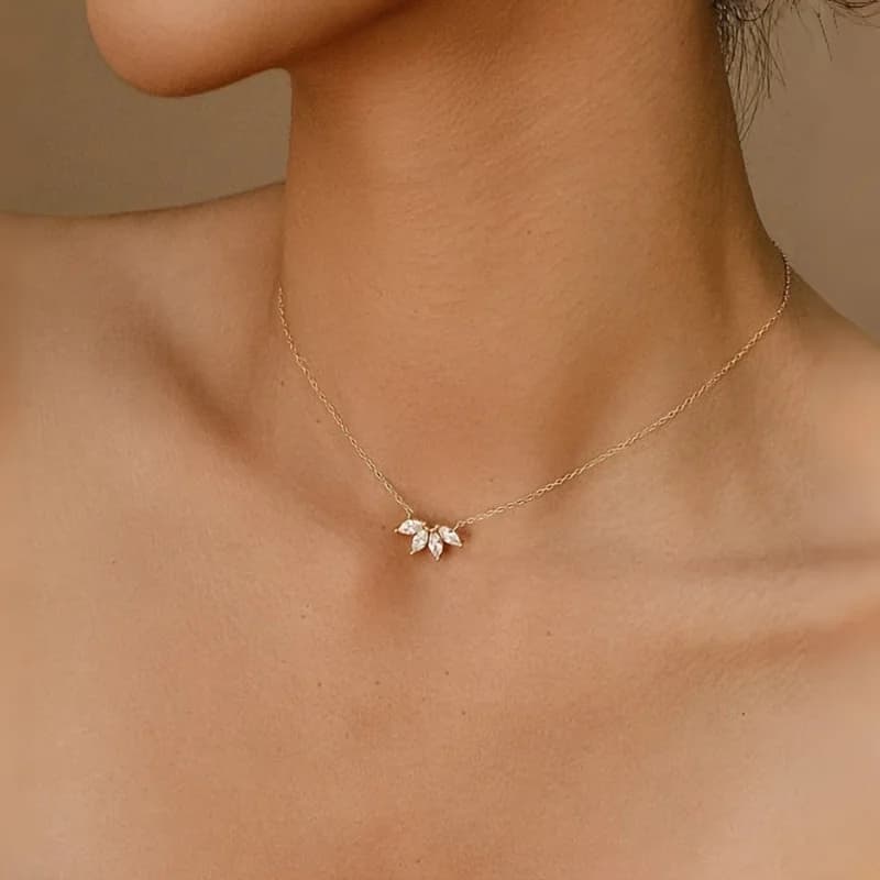 1 collana con pendente a forma di petalo di foglia, semplice e alla moda, impreziosita da zirconi sintetici, adatta per l'uso quotidiano e per le feste delle donne.