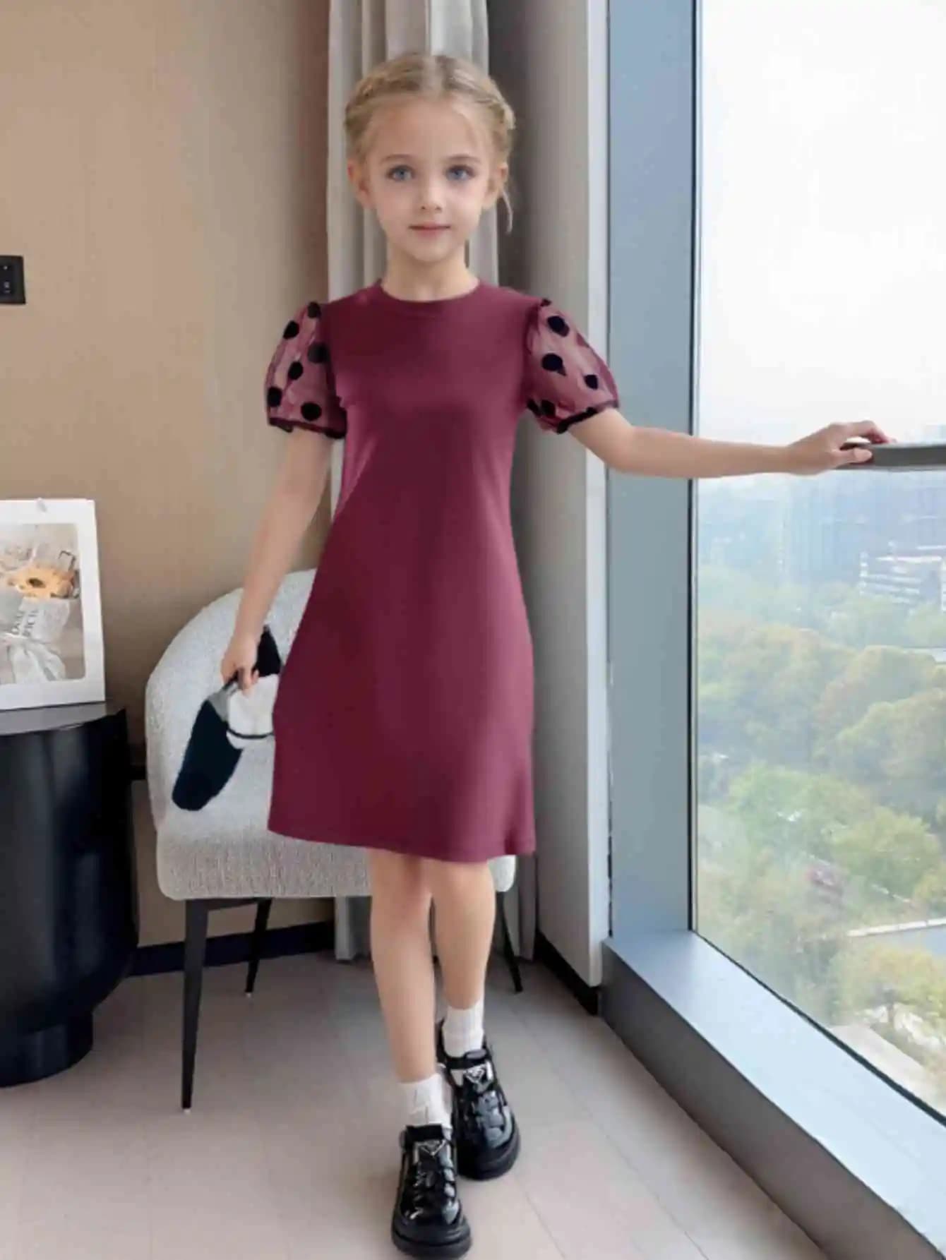 Abito a maniche corte con giunture in rete a pois, stile moda e casual