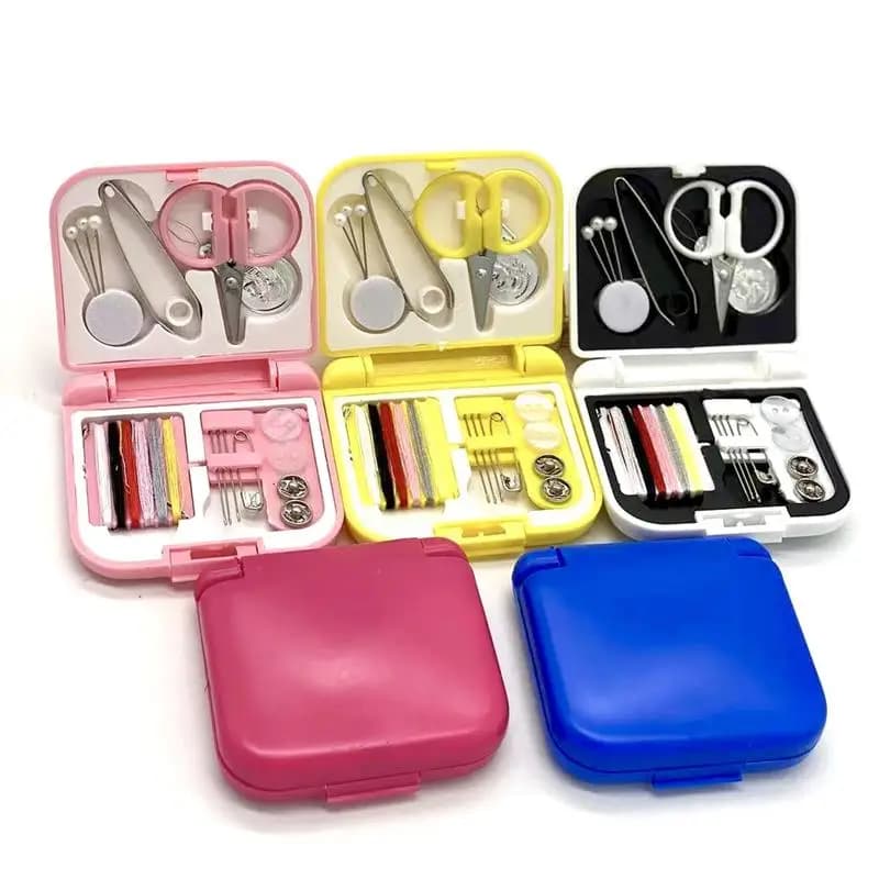 Mini kit da cucito da viaggio portatili Bottoni Spilli Scatole di immagazzinaggio Scatola da cucito Kit domestico Forbice Ditale Ago Fili Scatola Set