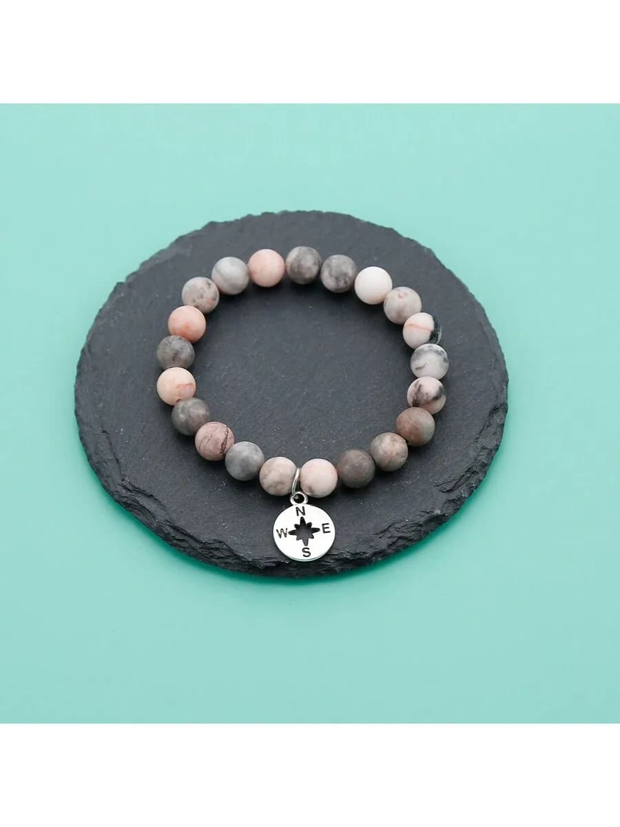 Bracciale elastico con perline in pietra naturale per donna, con ciondolo a forma di bussola e biglietto con citazione ispiratrice.