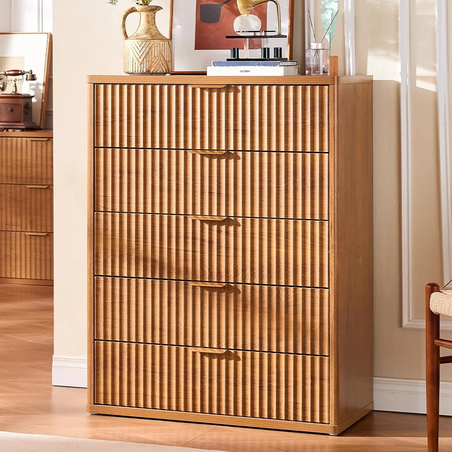 Cassettiera LEYAOYAO a 5 cassetti scanalati per camera da letto, cassettiera moderna alta 104 cm con maniglia in metallo, design a profilo curvo