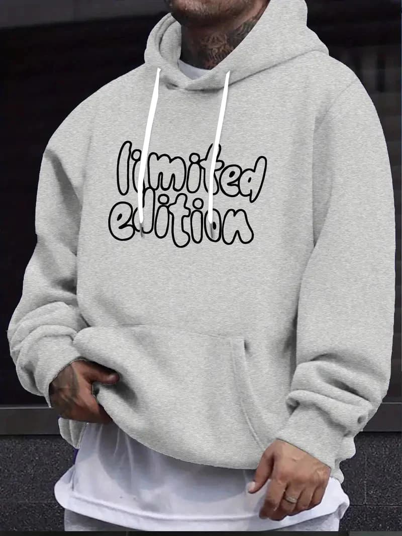 Una felpa con cappuccio da uomo in edizione limitata con uno street style casual e alla moda per l'autunno del 2025
