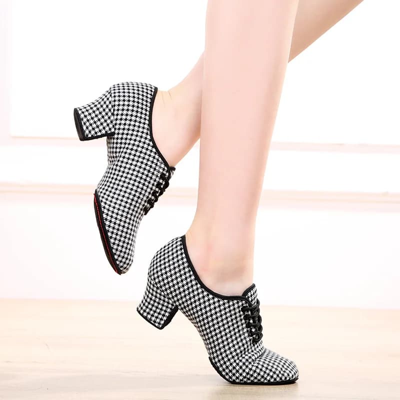 Scarpe da ballo latino scarpe da ballo da sala sociale morbide da donna scarpe da ballo con ventilazione moderna quadrata Sneakers nero bianco