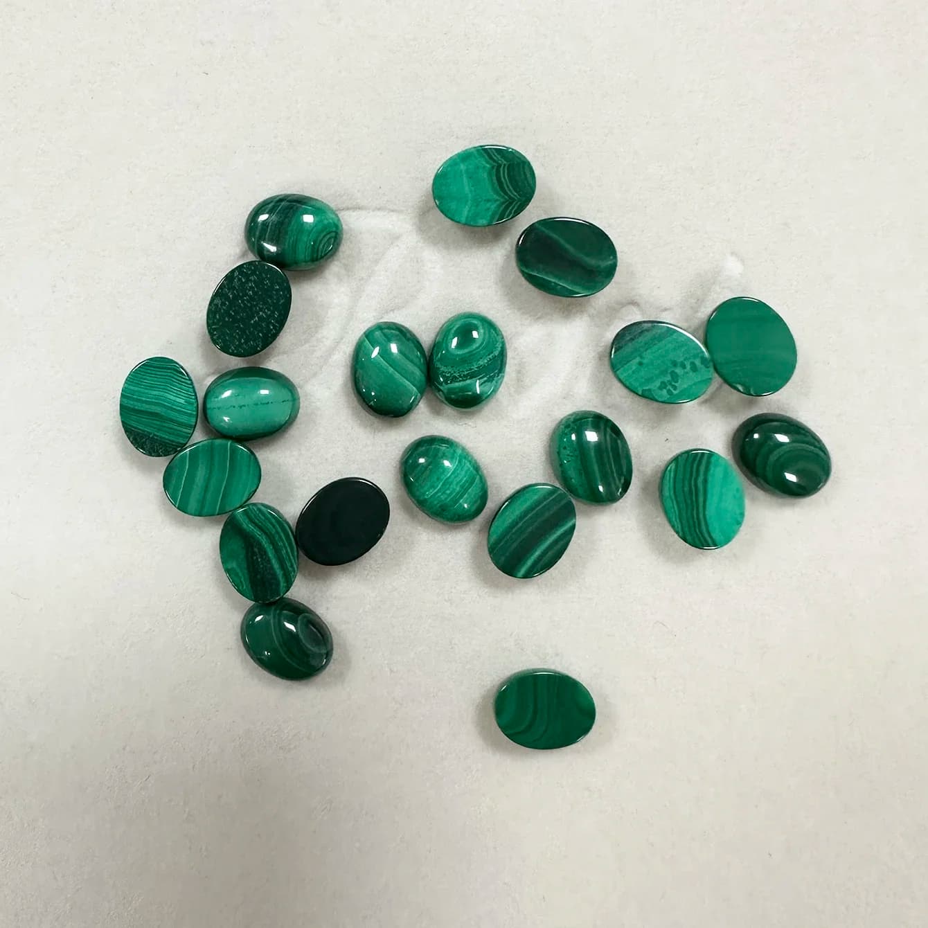 Factory Wholesale Bohemian Malachite Oval Cabochon Vivid Green Natural Gemstone For Ring Earring Necklace Healing Jewelry Making
