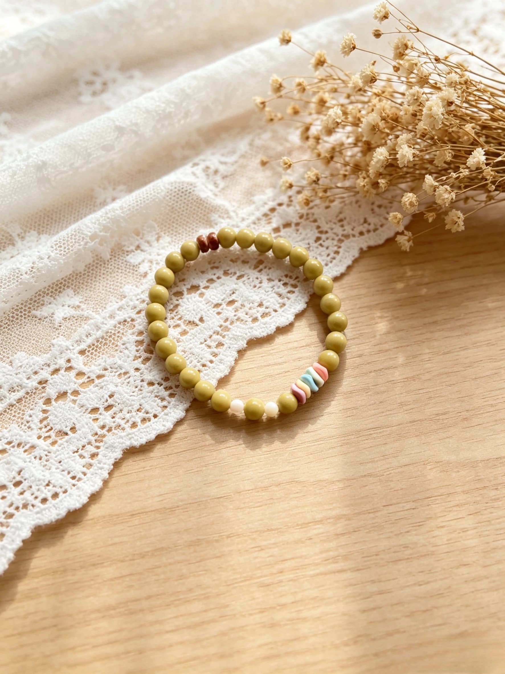 Braccialetto con Perline Verde Matcha e Accenti Colorati, Cordoncino Elastico