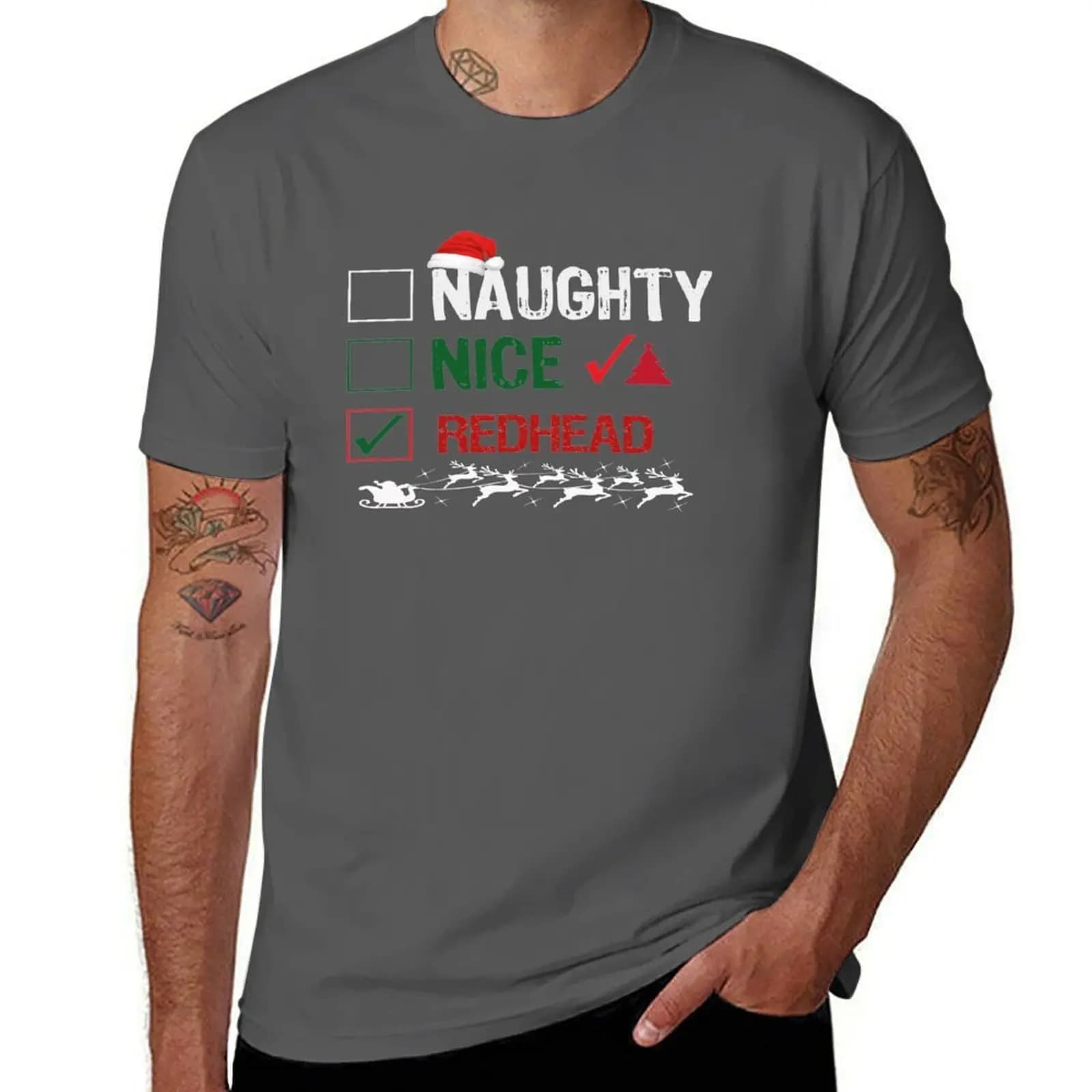 Maglietta natalizia divertente con Babbo Natale, cappello e capelli rossi, per un outfit casual.