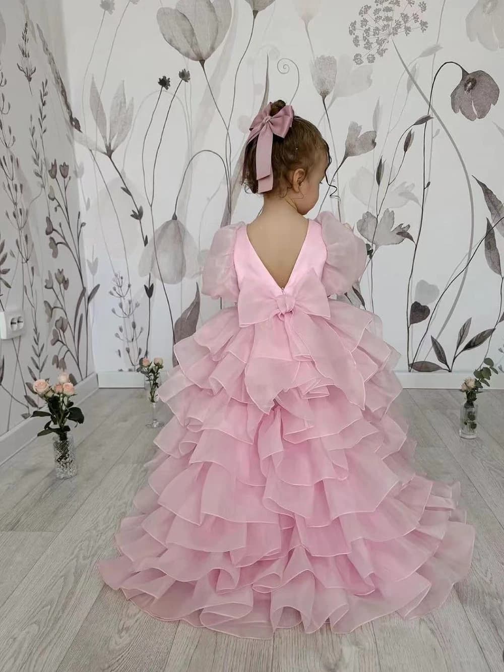 Abito da ragazza di fiore rosa a strati personalizzato a maniche corte per volant da sposa con fiocco Abito da eucaristia per la celebrazione di compleanno della damigella d'onore