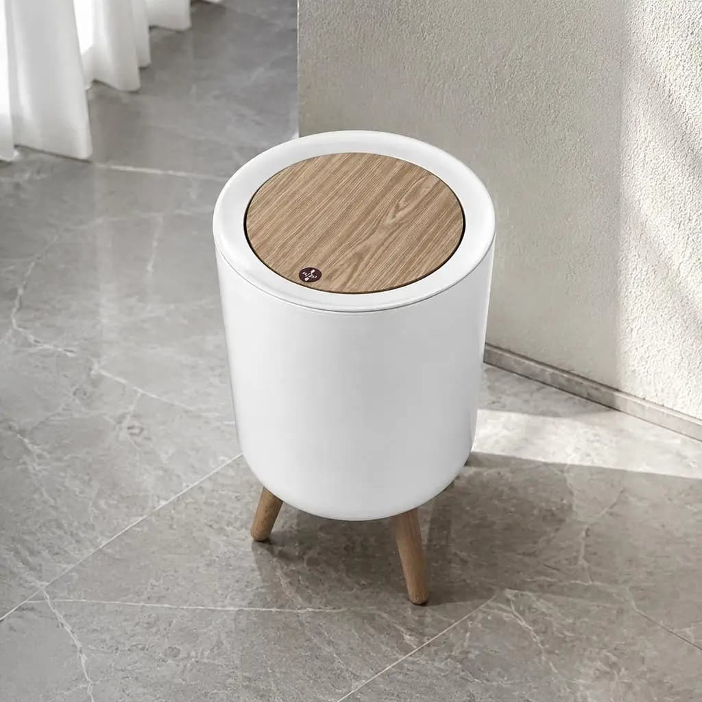 Decorative Lidded Trash Bin, Press‑Open Round Plastic Garbage Can With Wood‑Pattern Lid & 3 Sturdy Legs, Aesthetic Waste Container For Apartment Home Decor
