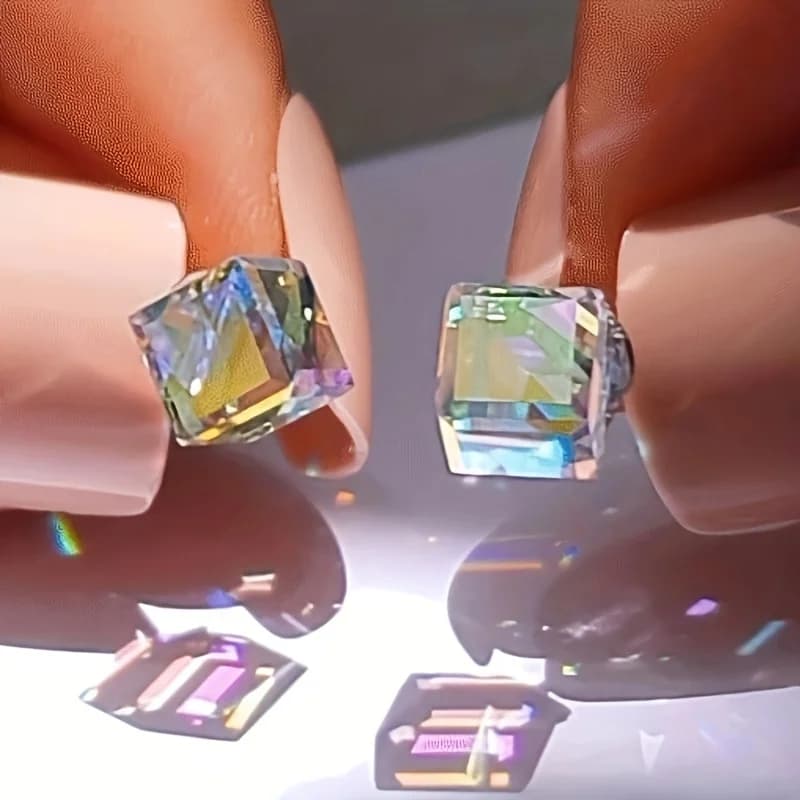 Orecchini a bottone con cubo d'acqua con piccoli cristalli cubici alla moda, semplici gioielli di design di nicchia da sogno per accessori da donna