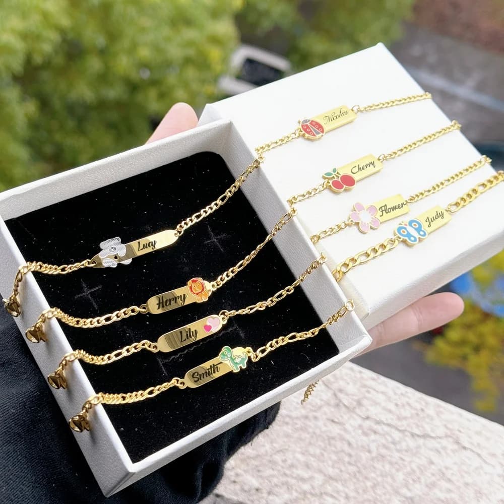 DUOYING Nome personalizzato Bracciale smaltato con carattere Bracciale a catena con lettera incisa personalizzata Gioielli per bambini in acciaio inossidabile