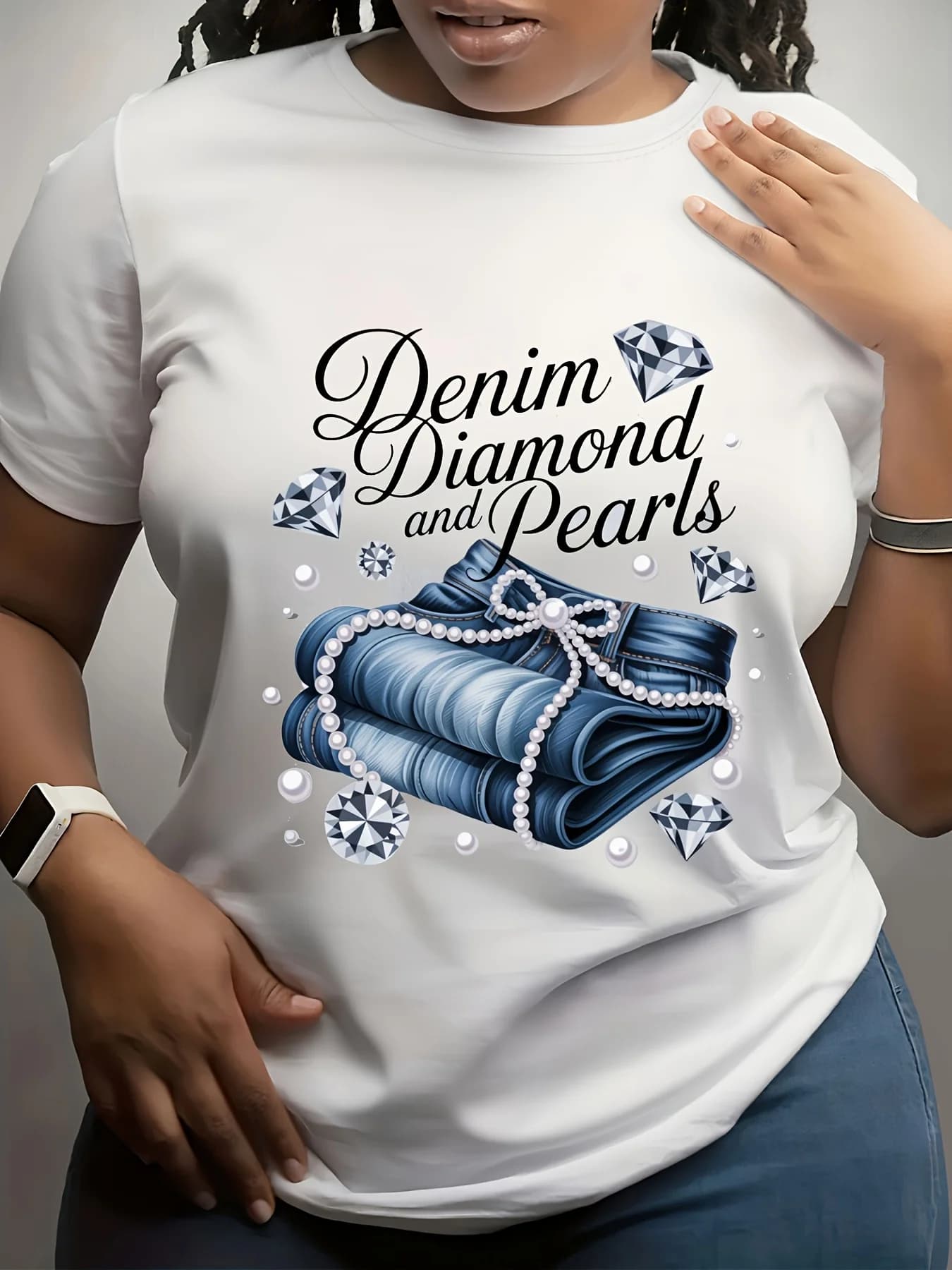 Una maglietta da donna alla moda e di tendenza in denim con stampa di perle a forma di diamante, un top leggero e sottile per il lavoro.