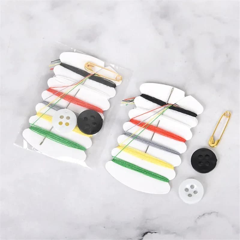 Mini kit da cucito portatile Set di spille per bottoni con filo ad ago Kit di strumenti per la casa da viaggio Borse da cucito a mano per hotel