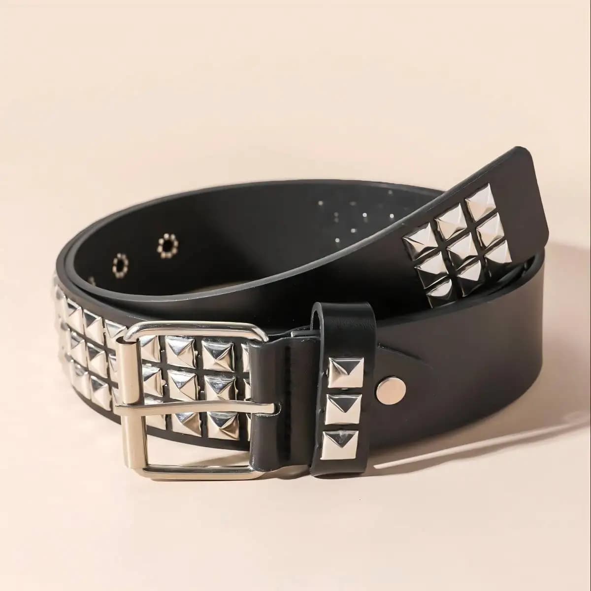 New vintage-style belt with square beads and rivets, pyramid-shaped metal belt. Unisex belt in punk style with five-wheel design, on