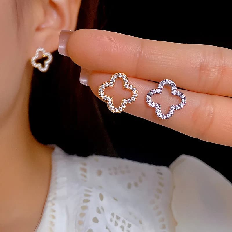 Nuovi orecchini semplici con quadrifoglio cavo per donna, regalo di gioielli di tendenza 2025 per lei
