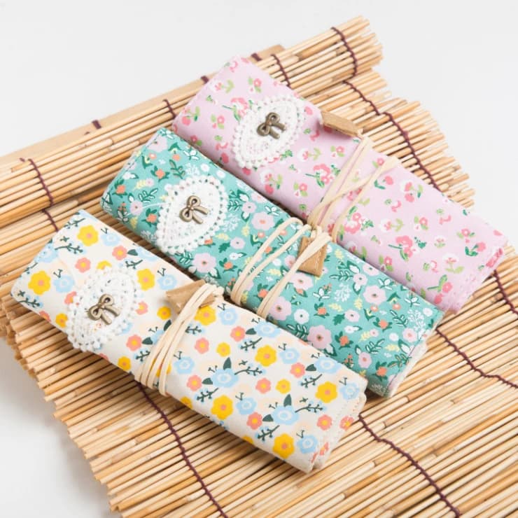 Organizer portaoggetti in tessuto fatto a mano con ricamo floreale a uncinetto per strumenti da uncinetto, aghi da cucito e filo - Casetta in legno