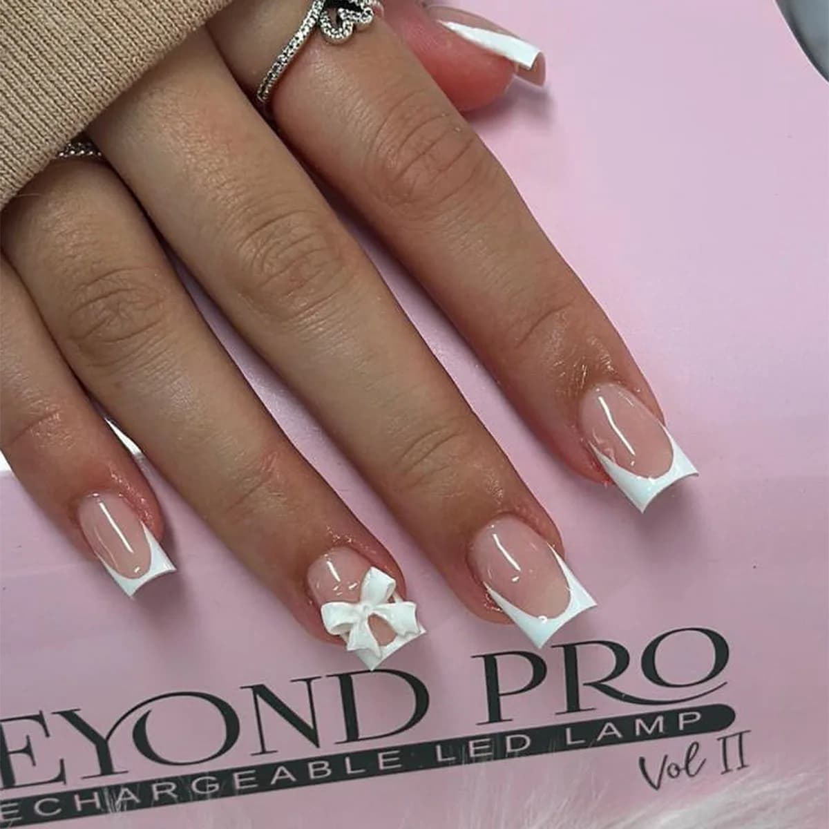 Unghie finte press-on fatte a mano in stile europeo e americano, con fiocco minimalista, rimovibili, accessori per nail art alla moda per donna, in offerta speciale.