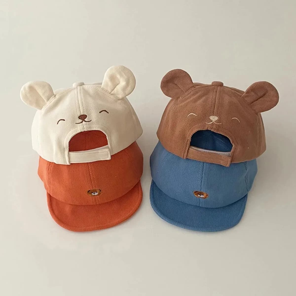 Cappellino da baseball in cotone tinta unita per neonati, con simpatico decoro 3D a orecchie di orso, morbido, kawaii, con visiera, cappello da sole confortevole e traspirante per bambini, accessorio per la testa ideale per passeggiate primaverili, visite in spiaggia estive, giochi all'aperto, protezione solare affidabile.