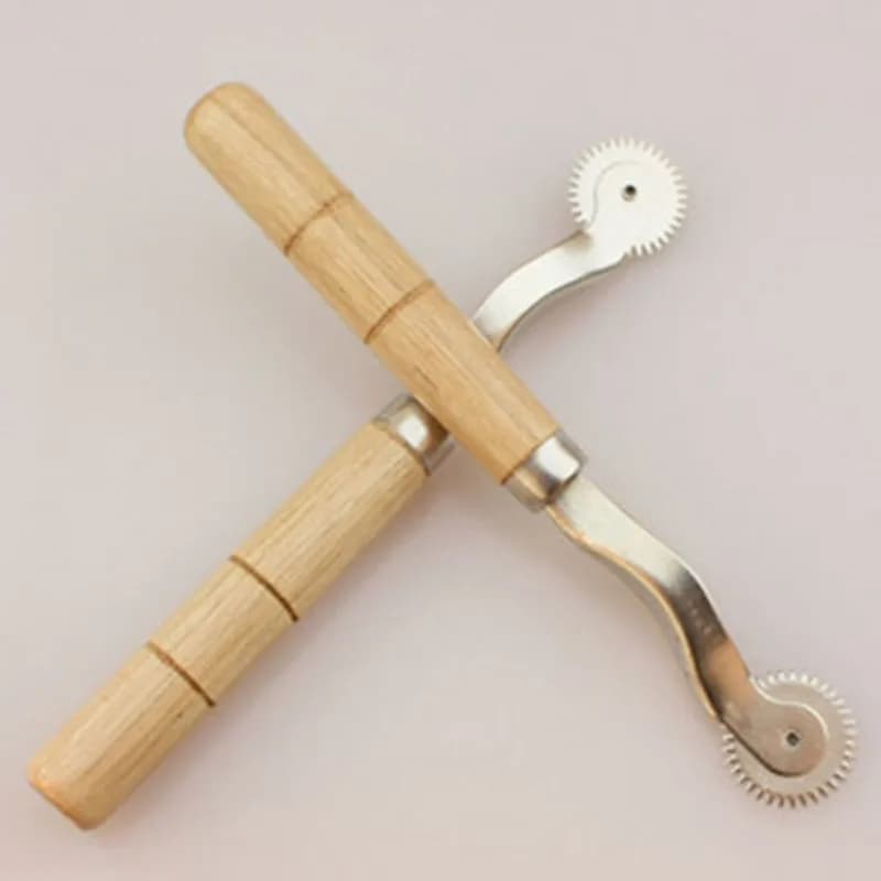1pc Kit di attrezzi per cucire Accessori Maniglia Pratico modello di bordo seghettato Tracciatore Tracciatura su misura Ruota di gesso Marcatore per cuciture su misura