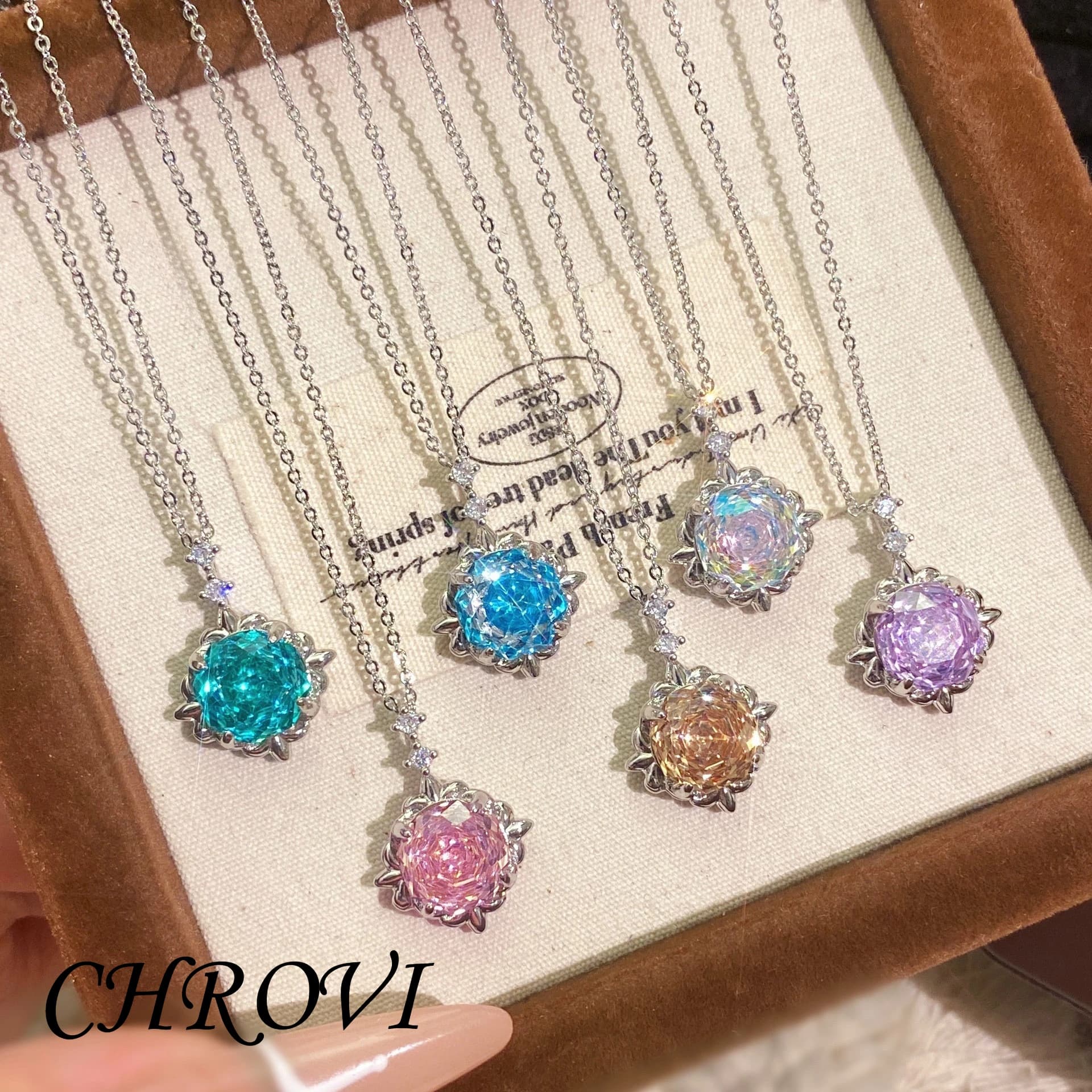 Collana con ciondolo ottagonale Millennium Rose in argento sterling 925, bestseller, con gemme scintillanti e catena con chiusura a rosa.