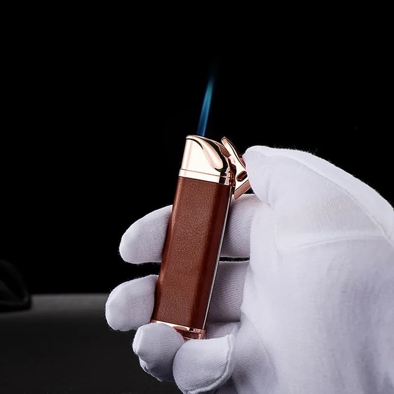 Accendino gonfiabile a ricarica diretta antivento in pelle con striscia di metallo con aspetto personalizzato ed elegante, regalo per fumatori di fascia alta