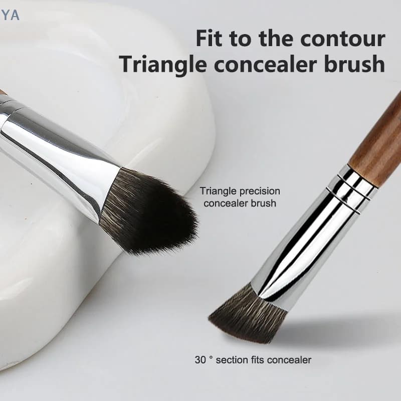 Brush for Fondotinta and Corrector with Handle in Wood, Triangular Brush Premium for Contorno and Blush, Brush Density Feather for Make-up Face and Contorno Eyes