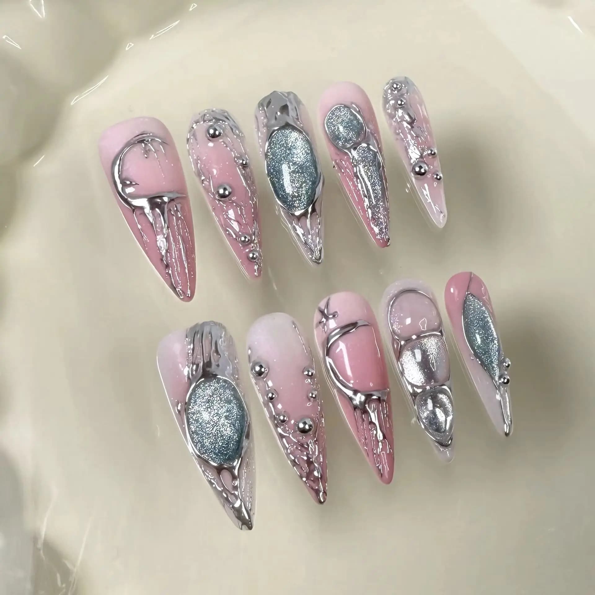 Set di 10 Unghie Finte Lunghe Stiletto con Strisce Metalliche Argento e Design Occhio di Gatto Blu-Rosa, Staccabili, Stile Spice Girl