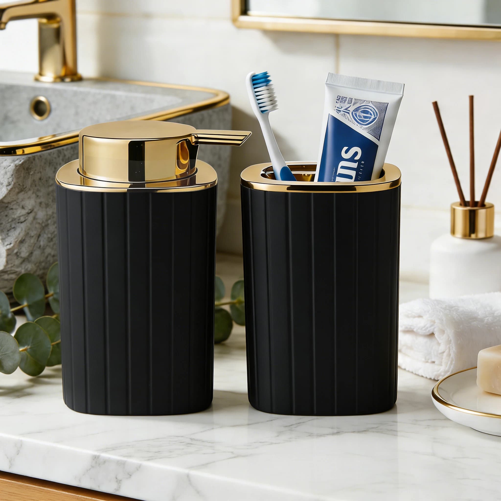 Dispenser di Sapone Nero, Porta Sapone e Porta Spazzolini da Bagno per Arredo Bagno Funzionale per Casa, Appartamento