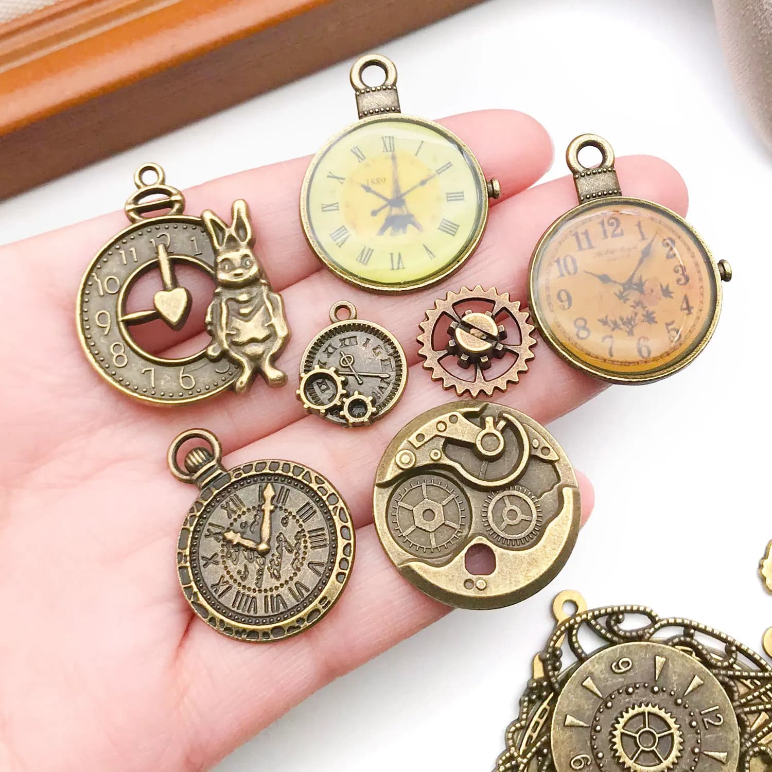 31 pz. Ciondoli Vintage in Bronzo Anticato Stile Euro-Americano a Forma di Sveglia, Lancetta delle Ore, Orologio, Ingranaggio, Accessori Fai da Te per Collane e Ciondoli
