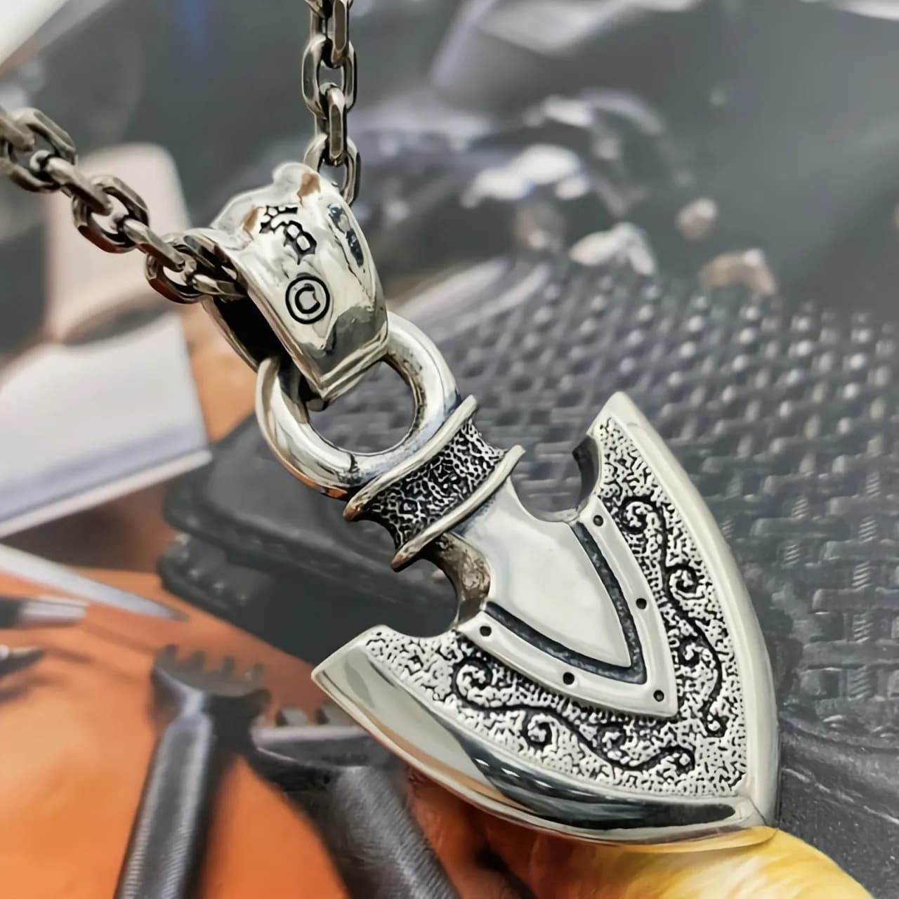 Menfashion style s925 sterling silver stylish arrow retrotrendy diamond ax thai silver buckle pendant