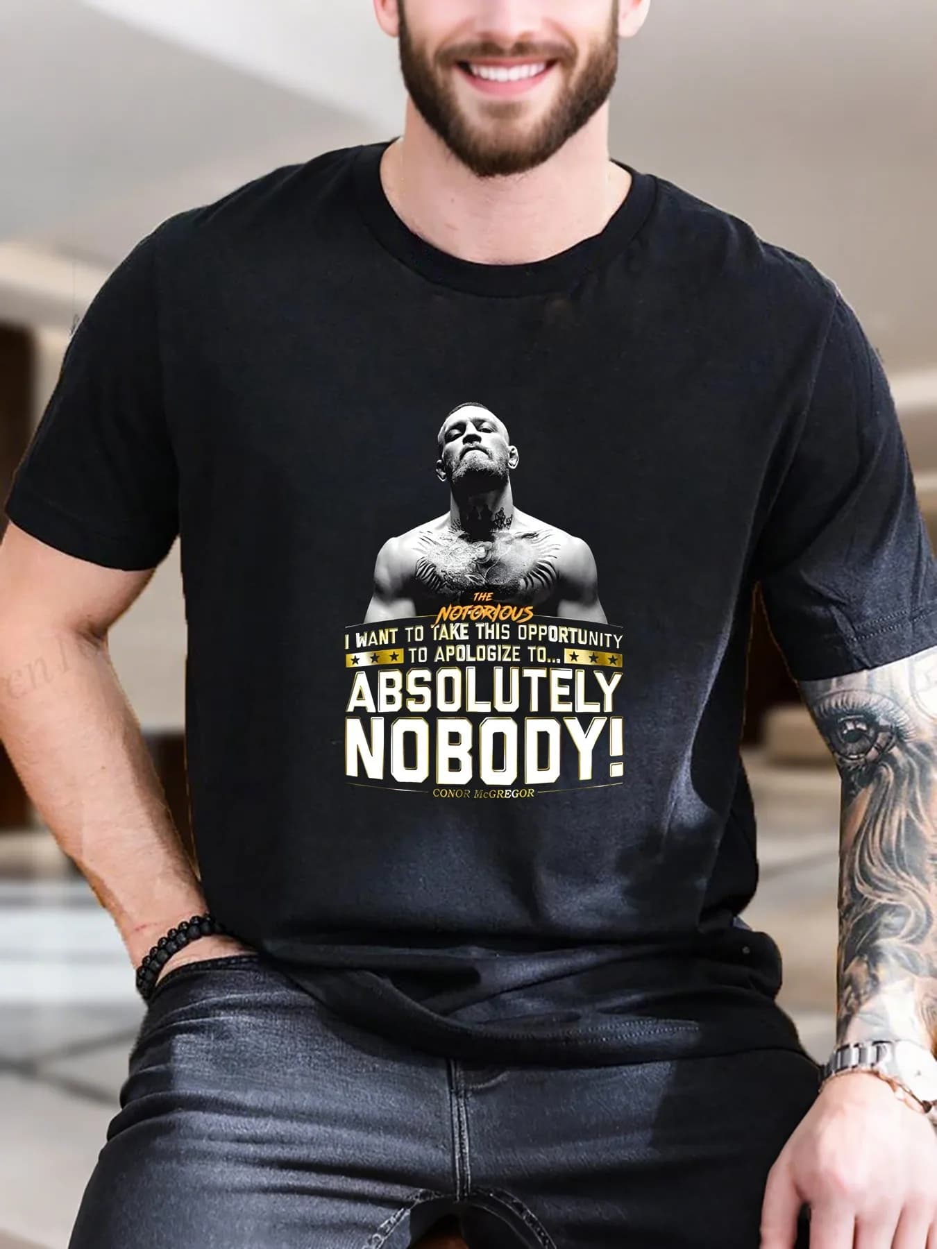 T-shirt a maniche corte stampata da uomo - T-shirt casual morbida e traspirante in cotone 100% con tatuaggio unico sul petto e design con nastro dorato, alla moda