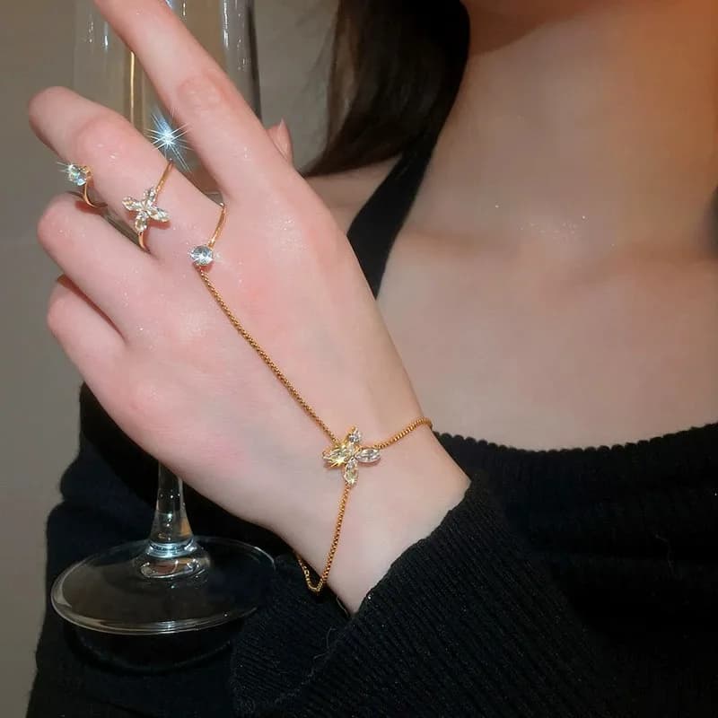 Bracciale da dito con fiore in zirconia cubica di lusso leggero per donna, elegante bracciale a catena con strass rotondi in stile boho, gioielli estetici