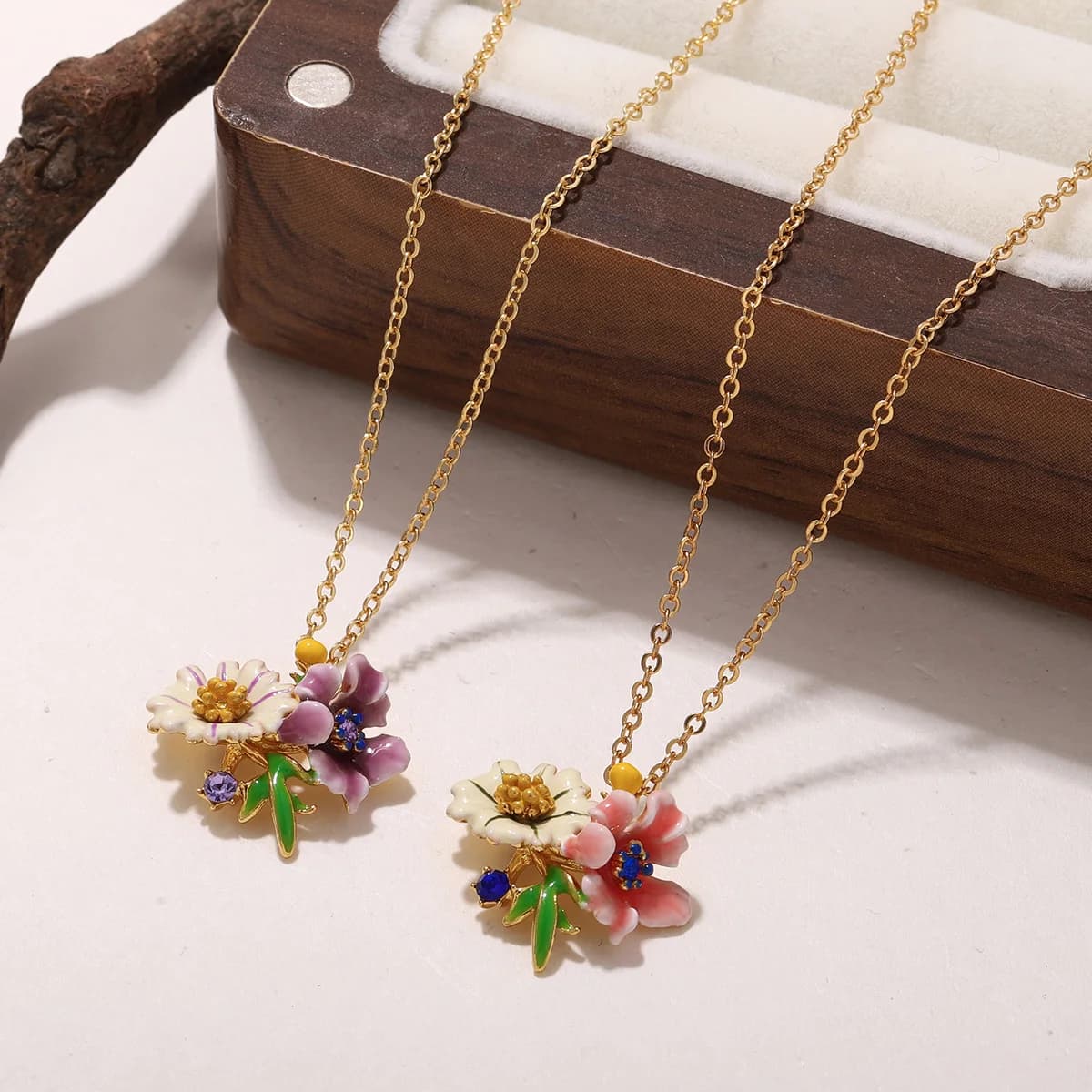 Charming Enamel Flower Pendant Necklace for Women, Elegant Daisy Floral Choker, Gold Color Chain Jewelry Gift for Her