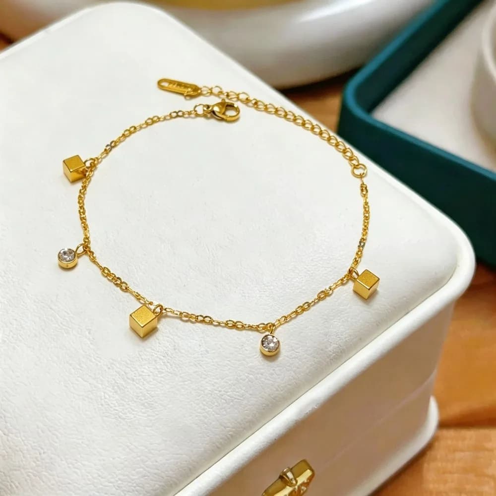 Exquisite Temperament Stainless Steel Geometric Square Zircon Pendant Bracelet for Women Fashion Non-fading Jewelry Accessories