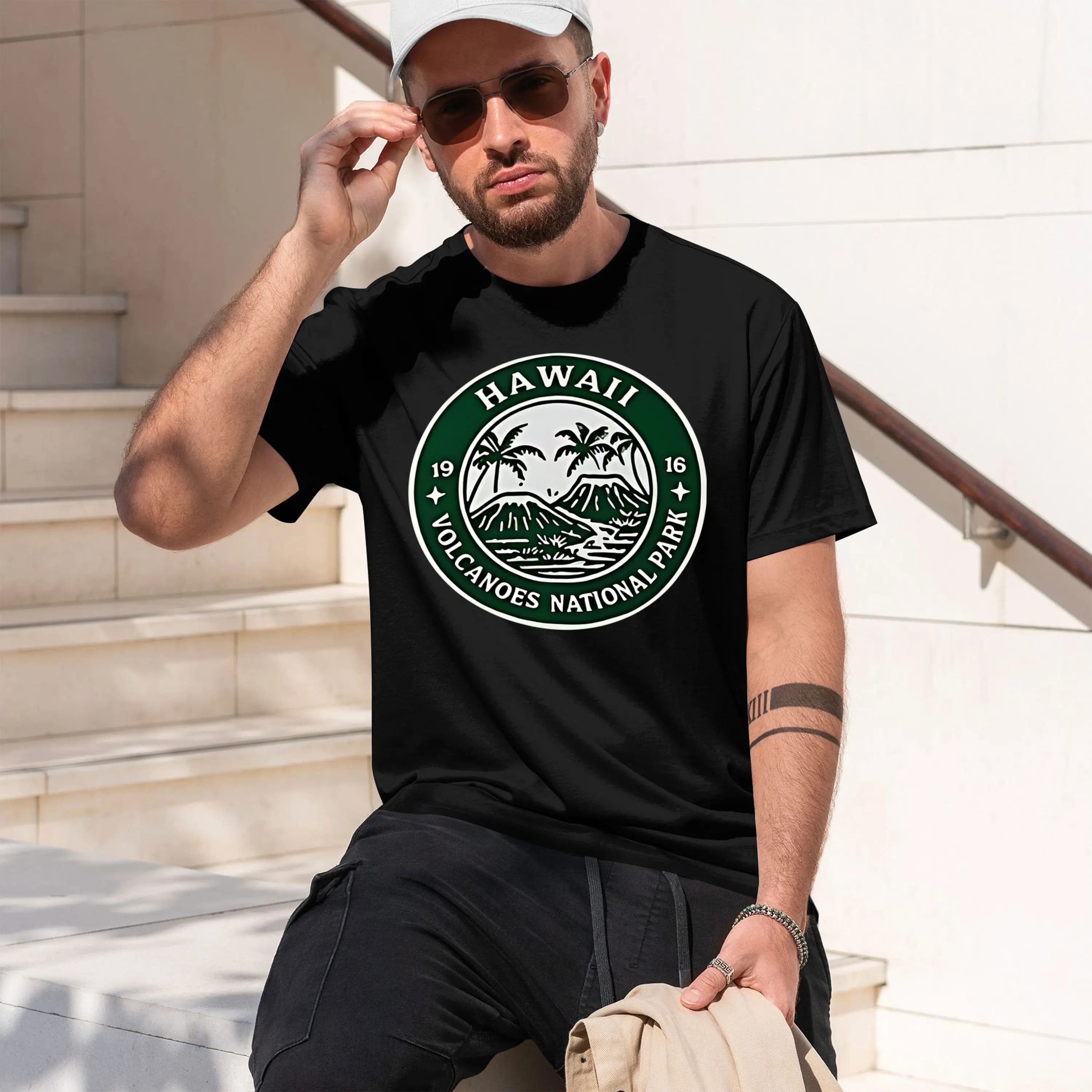 Parco Nazionale dei Vulcani dell'Hawaii con logo verde, perfetto nuovo modello 2026, T-shirt girocollo a maniche corte da uomo, classica, casual, multipl