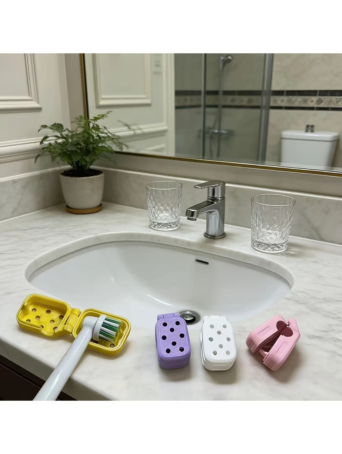 4 coperture protettive per testine di spazzolini elettrici Oral-B di colori assortiti, leggere ed essenziali, adatte per i viaggi in famiglia.